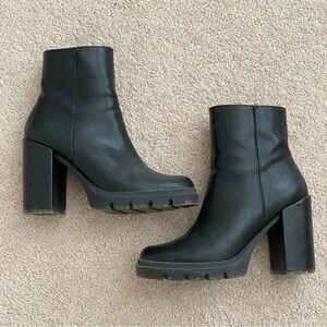 STEVE MADDEN | Black Chunk Ankle Boots | 8M